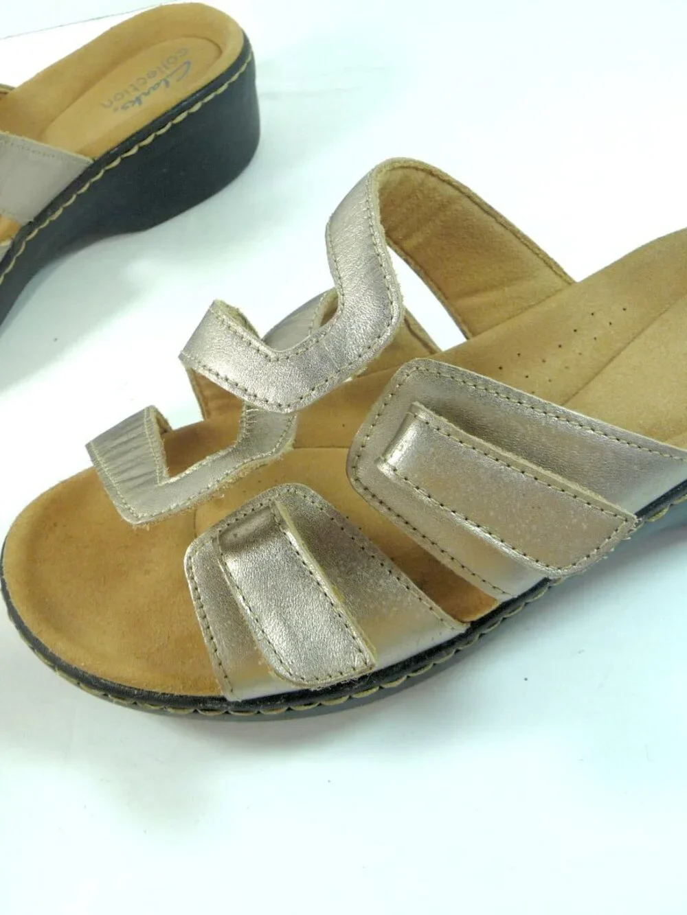 CLARKS SIZE 8 GOLD SLIDE SANDALS